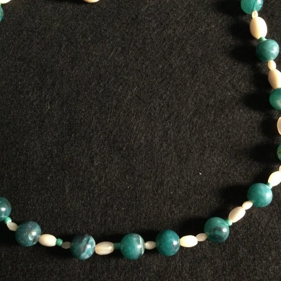 Women's necklace green and white beads elastic - Picture 5 of 5